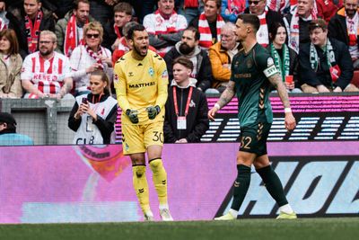 Mio Backhaus ballt die Fäuste und schreit.