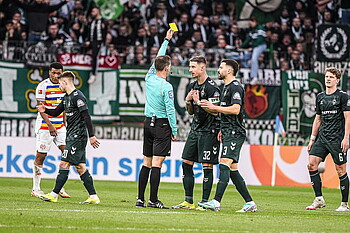 Der Schiedsrichter zeigt Marco Friedl die Gelbe Karte. 