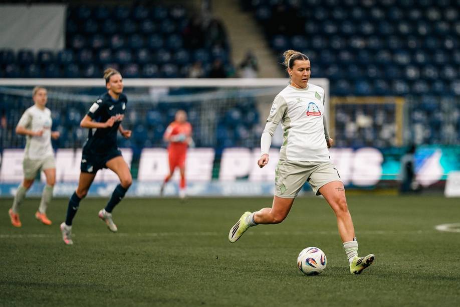 Larissa Mühlhaus holt zum Pass aus.