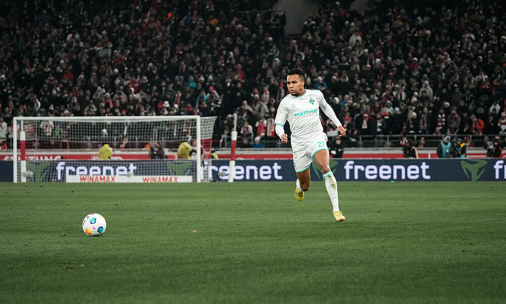 Felix Agu im Sprint mit Blick auf den Ball. 