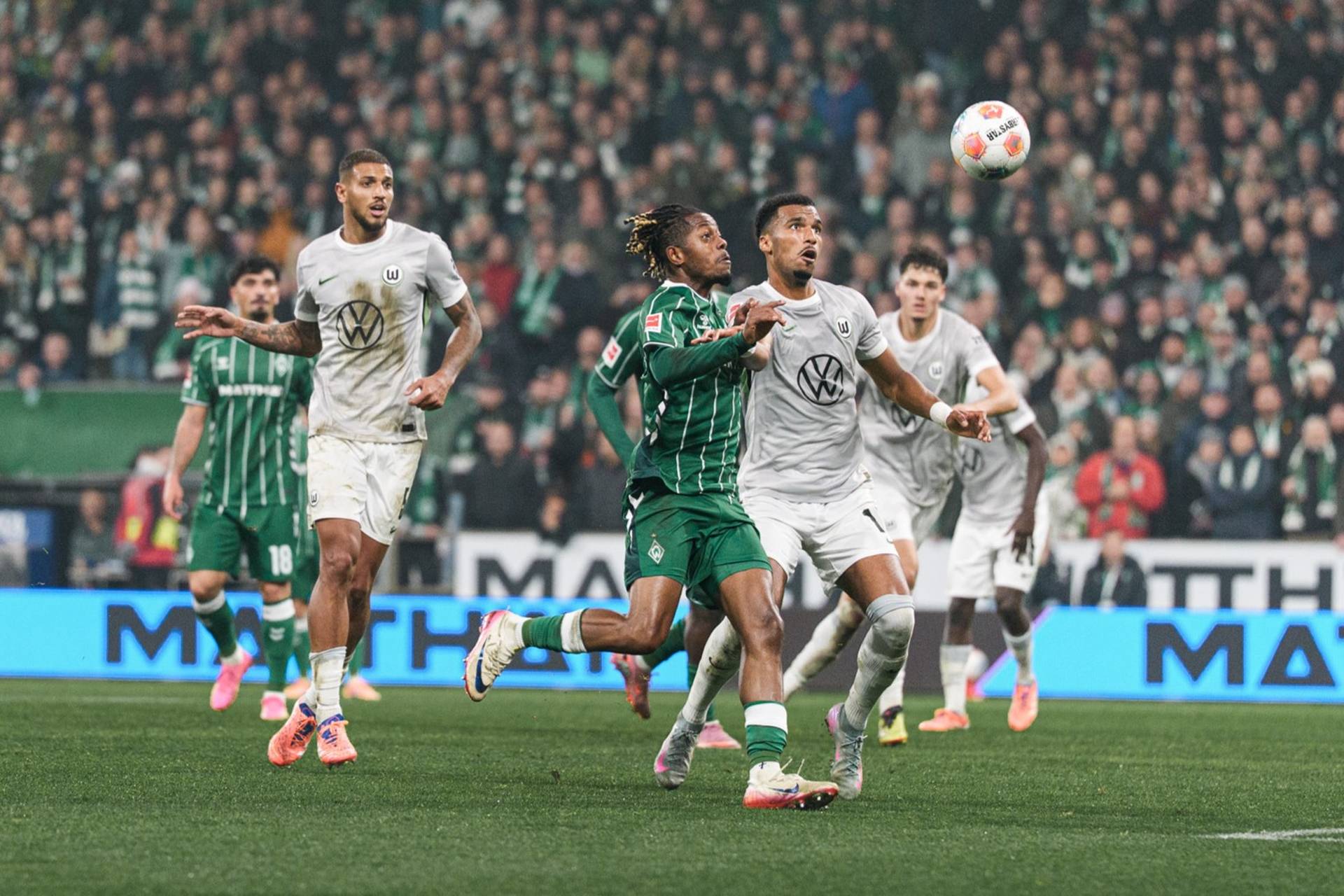 Samuel Mbangula im Duell mit Wolfsburgs Jenz bei seinem Siegtor im Hinspiel gegen den VfL.