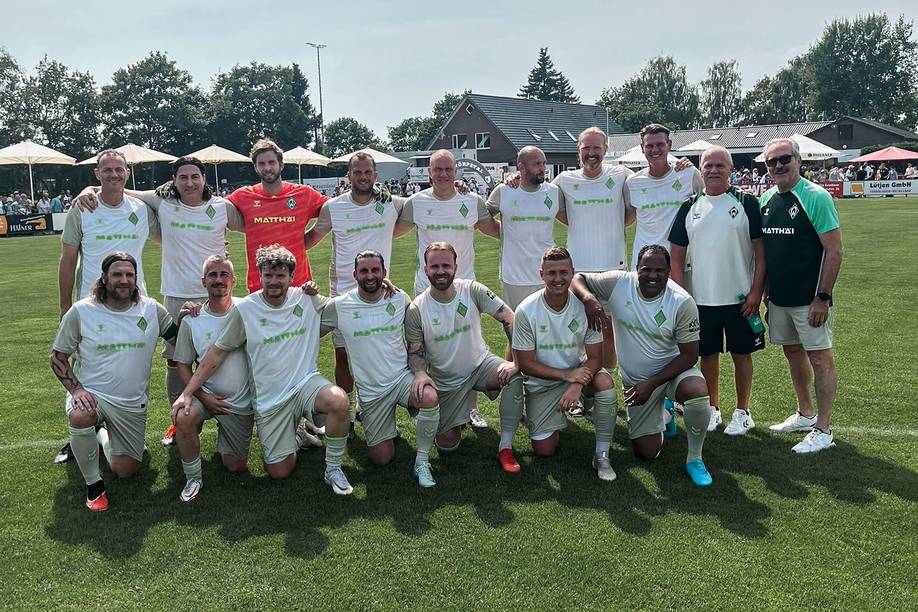 Die WERDER LEGENDEN auf dem Mannschafsbild