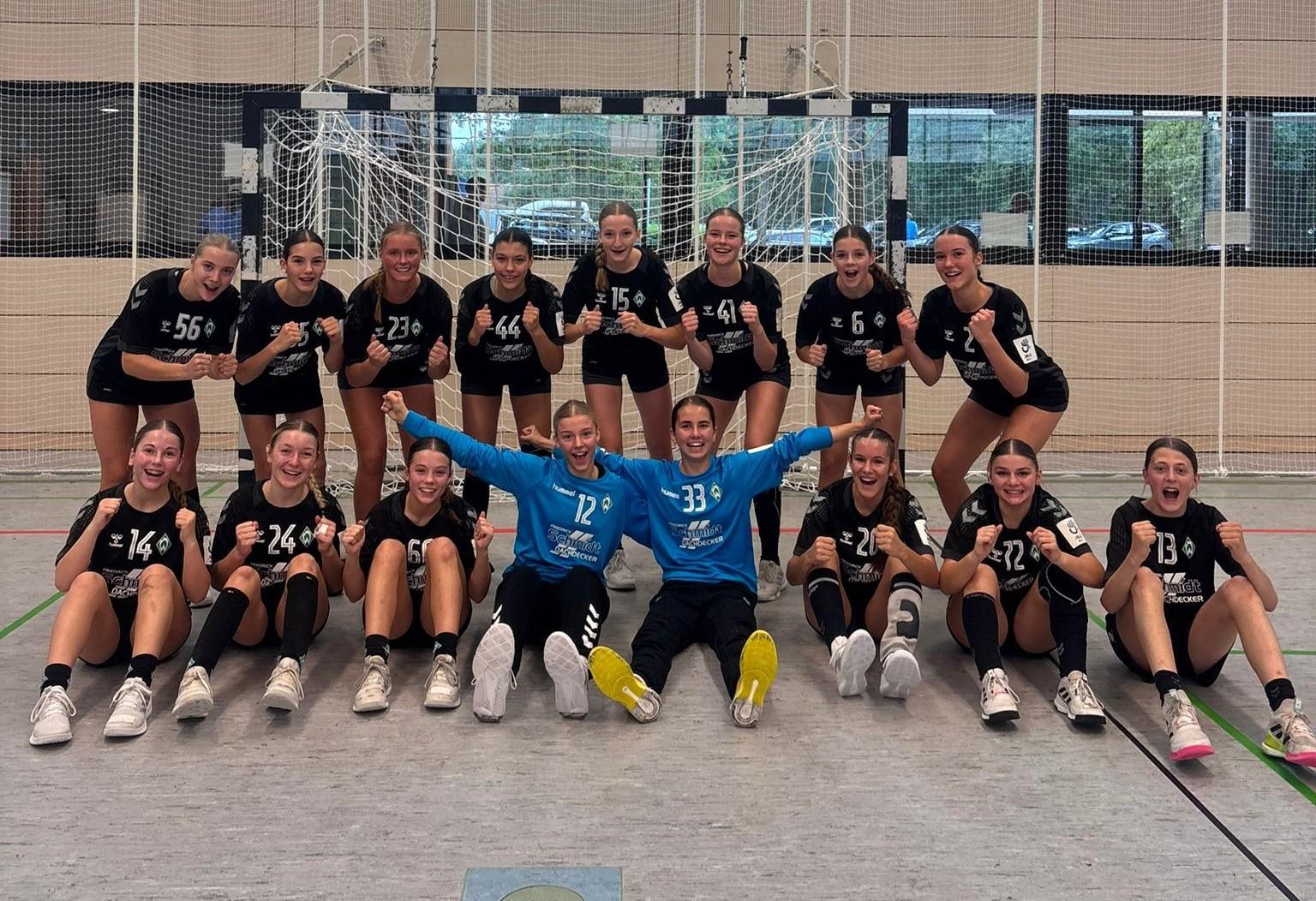 Werders B-Juniorinnen jubeln nach dem Sieg in Oldenburg