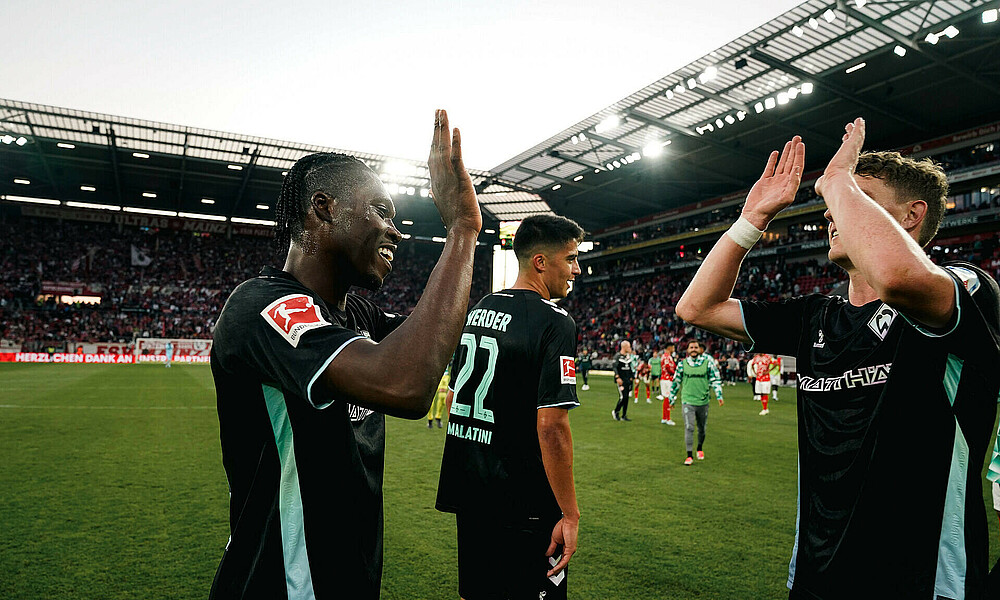 Derrick Köhn und Jens Stage klatschen a. 