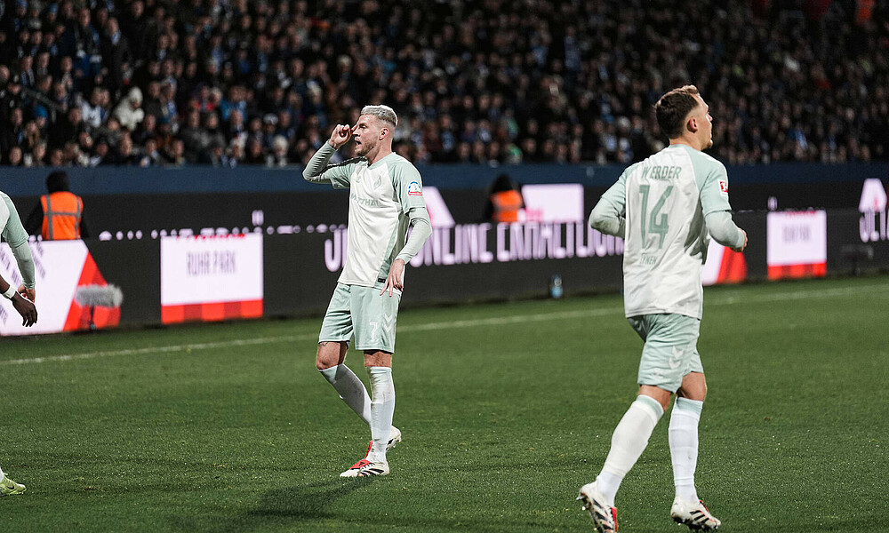 null Marvin Ducksch zeigt im Auswärtstrikot mit dem Finger auf den Kopf