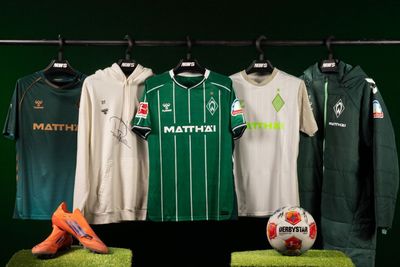 Trikots, Ball und Fußballschuhe