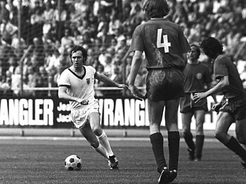 null Franz Beckenbauer in einem Spiel 1973 mit Ball am Fuß.