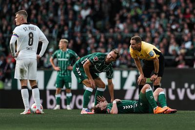 Sören Storks beugt sich über den am Boden liegenden Jens Stage beim Hinspiel gegen den FC St. Pauli.