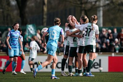 Die Spielerinnen feiern Torschützin Hausicke.