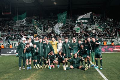 Die Mannschaft steht vor der Gästekurve in Berlin und feiert einen Auswärtssieg.