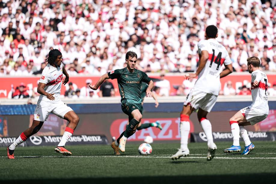 Milosevic mit Ball am Fuß, um ihn herum zahlreiche Gegenspieler.