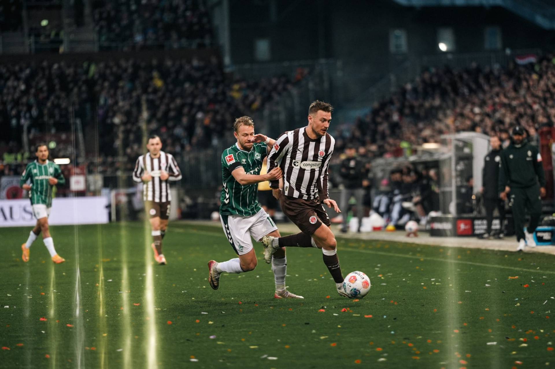 Marco Grüll im Zweikampf mit Hauke Wahl, Letzterer mit Ball am Fuß auf dem Rasen am Millerntor.