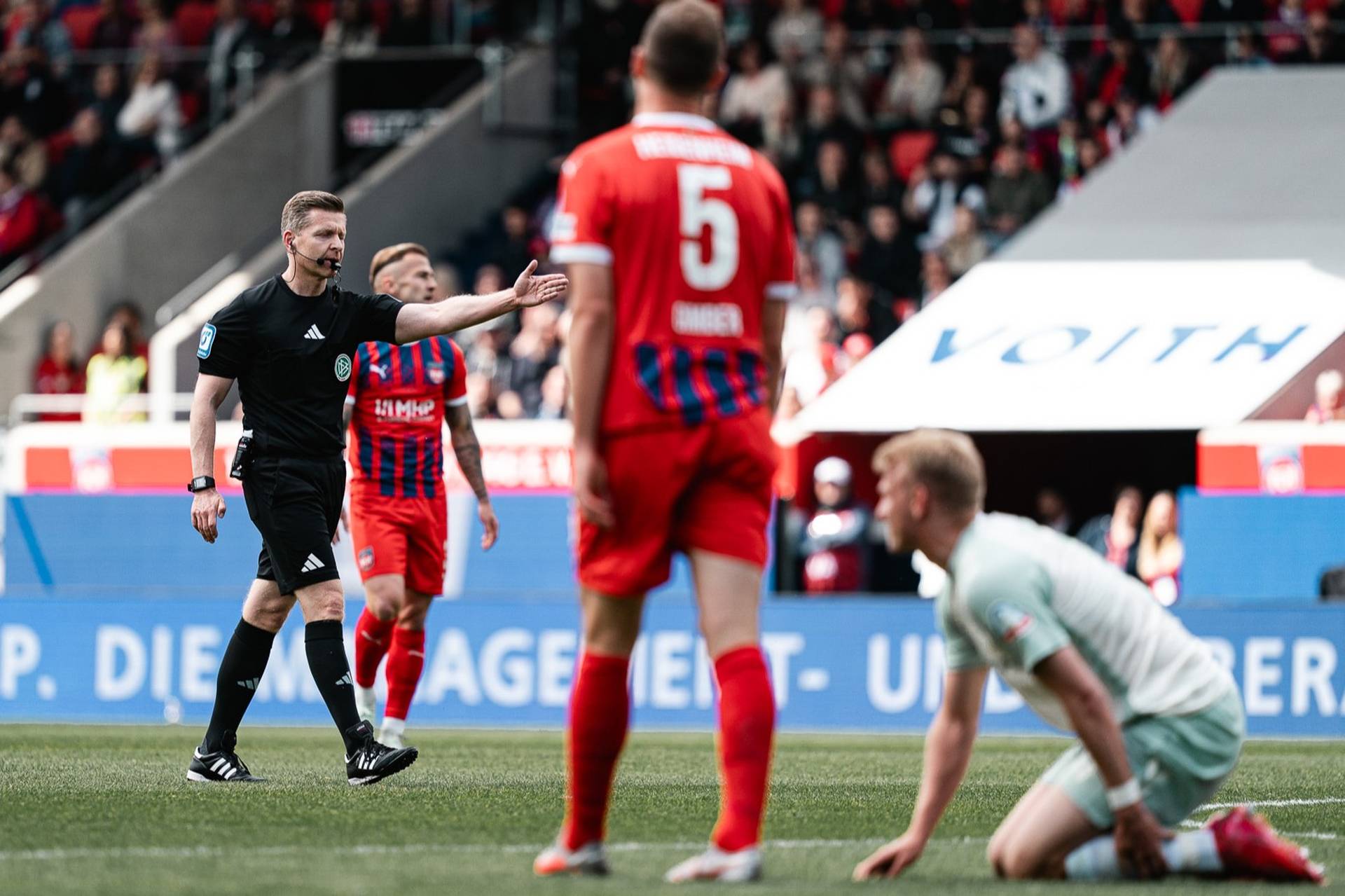 Tobias Welz zeigt auf den Punkt.