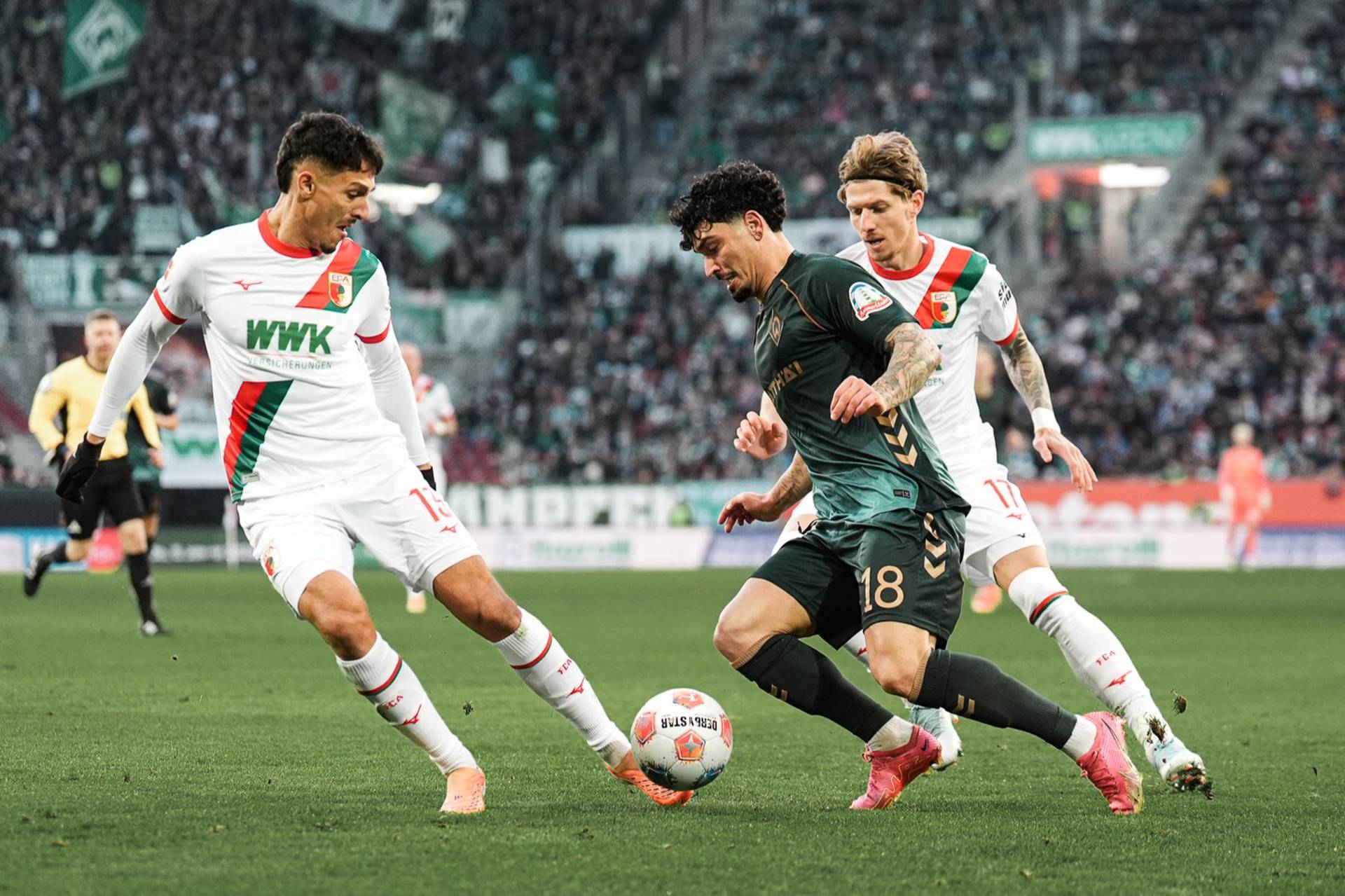 Puertas im Duell mit zwei Augsburgern.