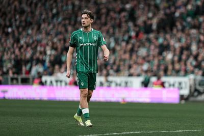 Olivier Deman im Werder-Trikot auf dem Platz im Weserstadion.