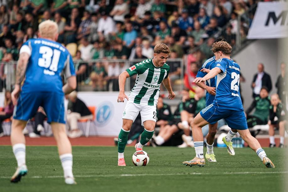 Chuki am Ball gegen einen Gegenspieler.