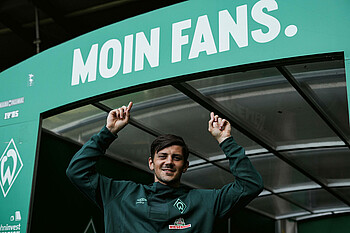 Dawid Kownacki vor dem Spielertunnel im wohninvest WESERSTADION. 