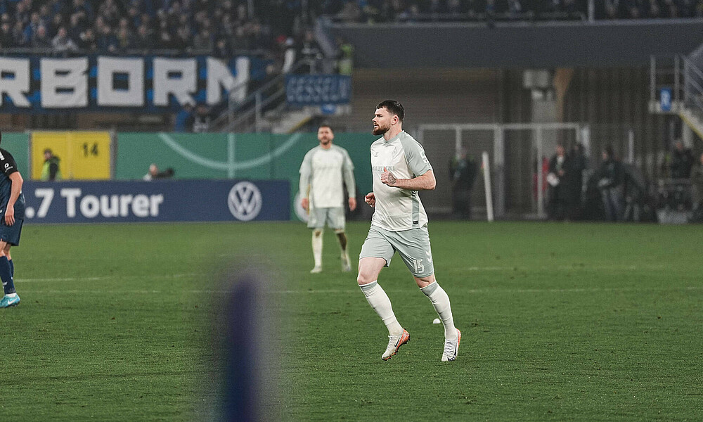 Oliver Burke läuft über den Rasen.