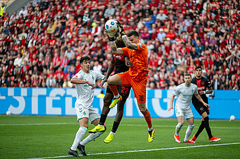 Michael Zetterer hält den Ball im Auswärtsspiel gegen Bayer Leverkusen