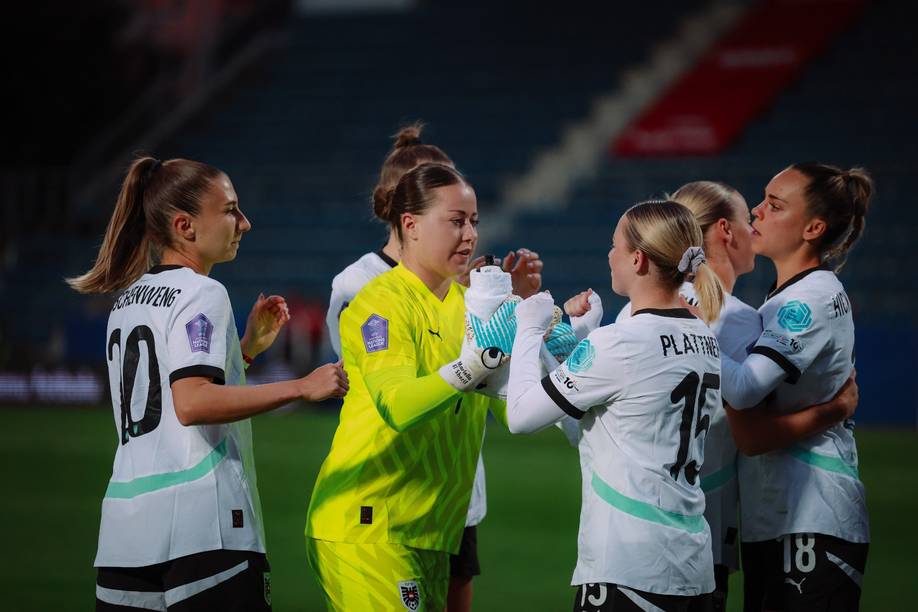 Mariella El Sherif trägt das Nationaltrikot Österreichs und klatscht sich mit einer Mitspielerin ab.