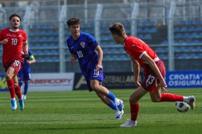 Patrice Covic spielt einen Pass im Trikot der kroatischen Nationalmannschaft.