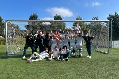 Werders U15 feiert auf einem Mannschaftsbild. Alle jubeln indem sie die Arme hochreißen.