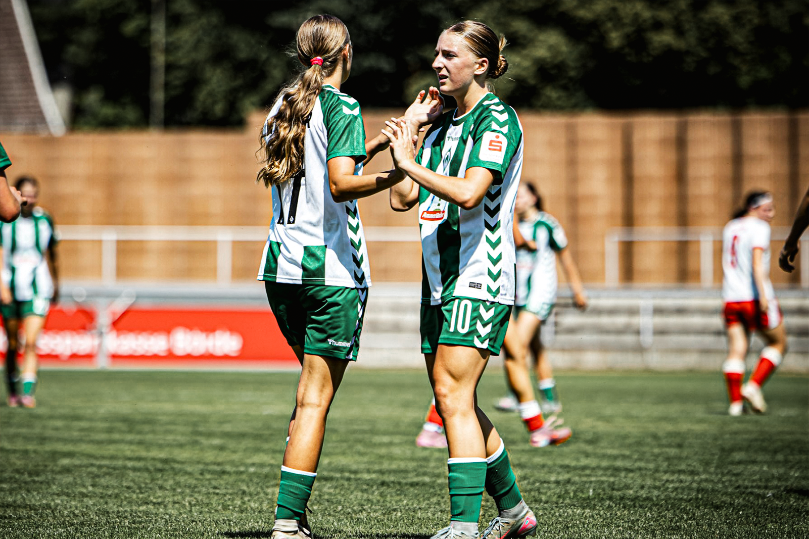 Die Spielerinnen der 2. Frauen klatschen sich ab.