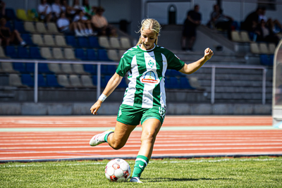 Die Spielerin der 2. Frauen ist kurz vor dem Abschuss.