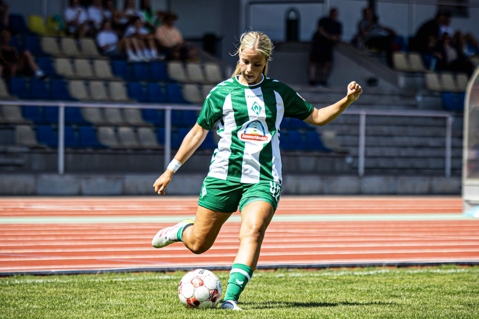 Die Spielerin der 2. Frauen ist kurz vor dem Abschuss.