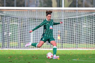 Die Spielerin der 2. Frauen ist kurz vor dem Abschuss.