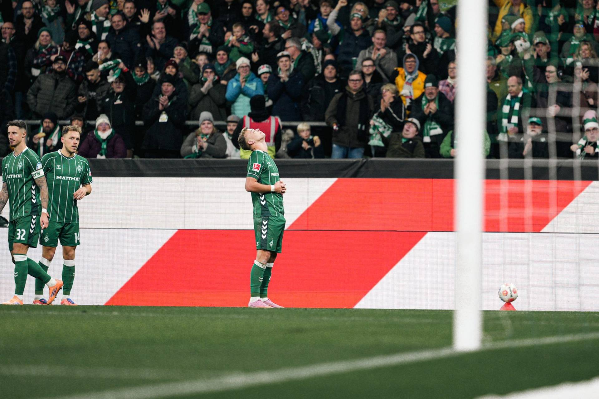 Keke Topp steht mit gefalteten Händen vor der Kurve.