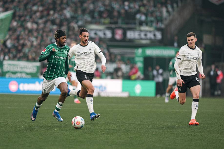 Samuel Mbangula im Laufduell mit Fabio Chiarodia.