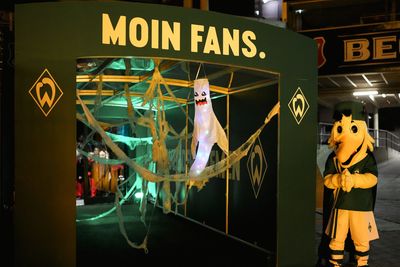 Möwe Toni steht am Spielertunnel. Das Setting ist an Halloween angelehnt.