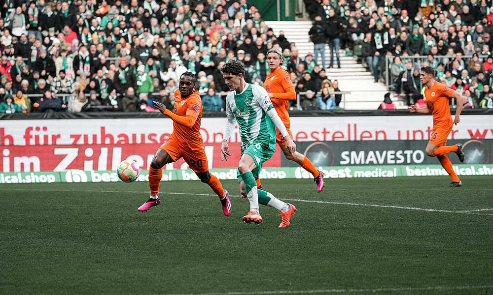 Jens Stage bei einem Schuss im Spiel gegen den VfL Wolfsburg 
