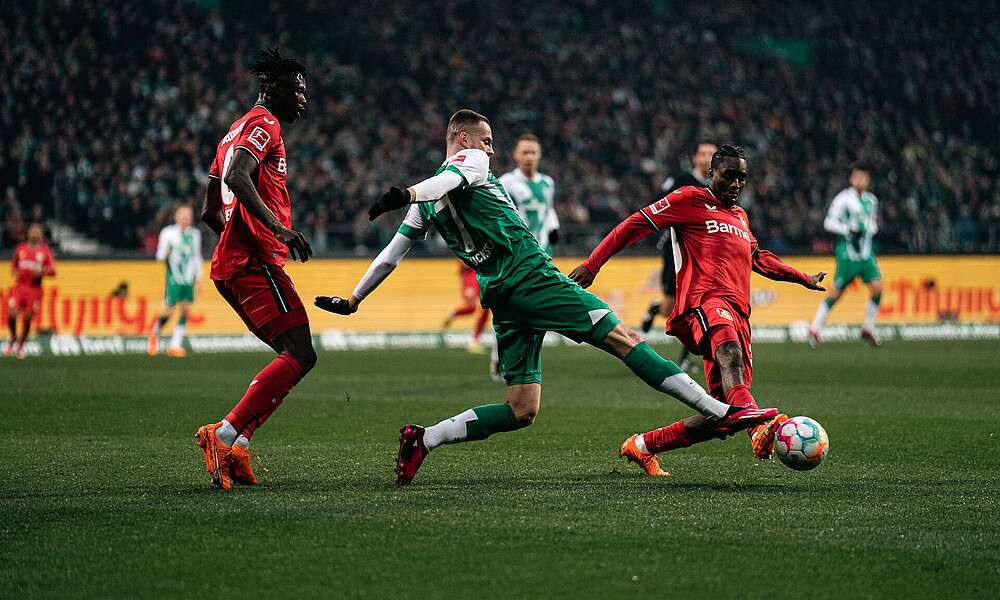 Jeremie Frimpong ist kurz vor Marvin Ducksch am Ball. 