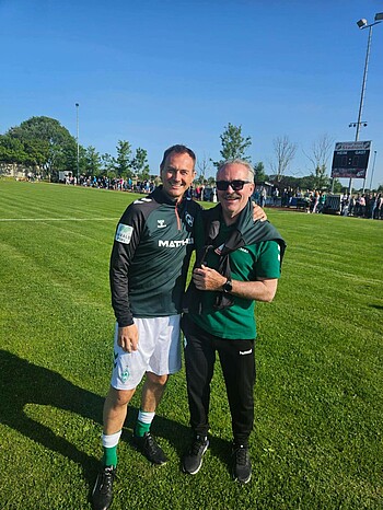 Lars Unger (links) und Mirko Votava stehen Arm in Arm.