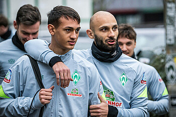 Toprak nimmt Chiarodia in den Arm. 