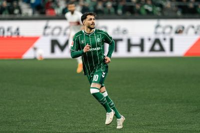 Leonardo Bittencourt rennt über den Platz, auf der Brust trägt der das Tannebaum-Logo.