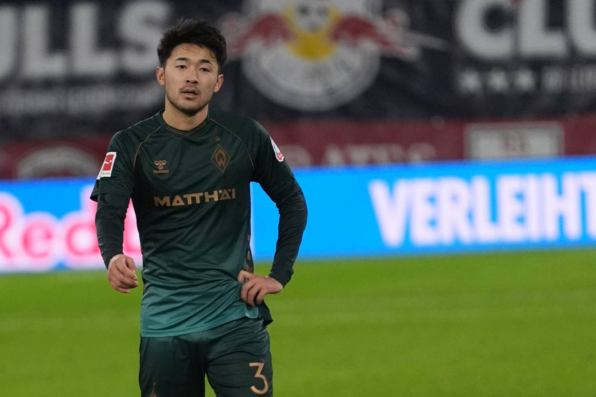 Nahaufnahme von Yukinari Sugawara. Er trägt ein Werder-Trikot.