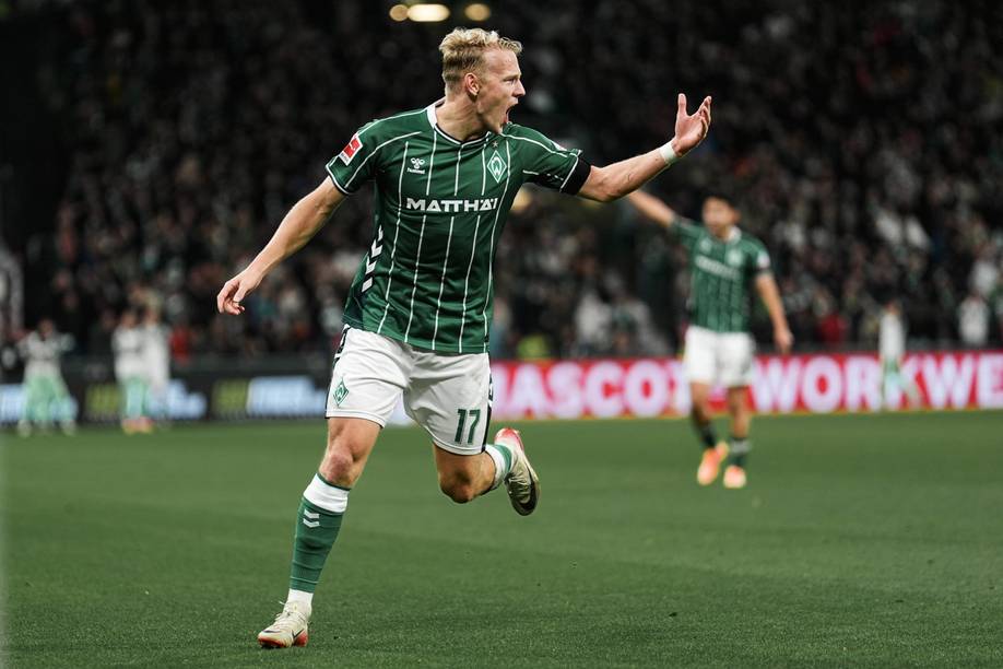 Marco Grüll jubelt und schreit dabei.