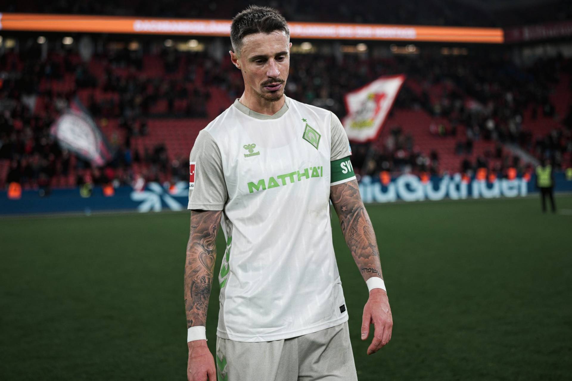 Marco Friedl geht mit gesenktem Kopf vom Spielfeld.