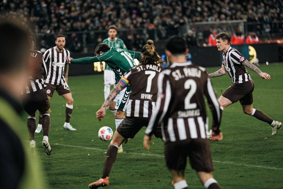 Milošević schießt umzingelt von St. Paulianern auf das Tor.