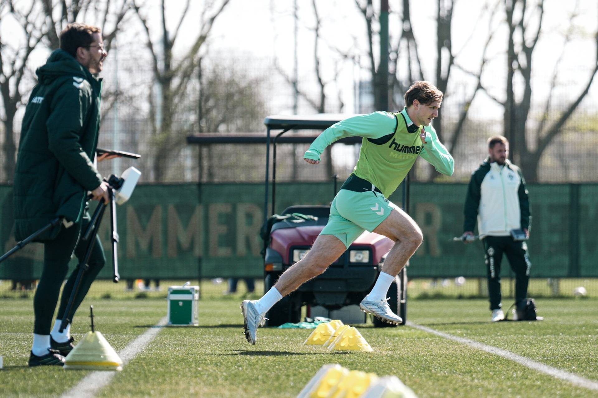 Niklas Stark rennt auf dem Trainingsplatz.