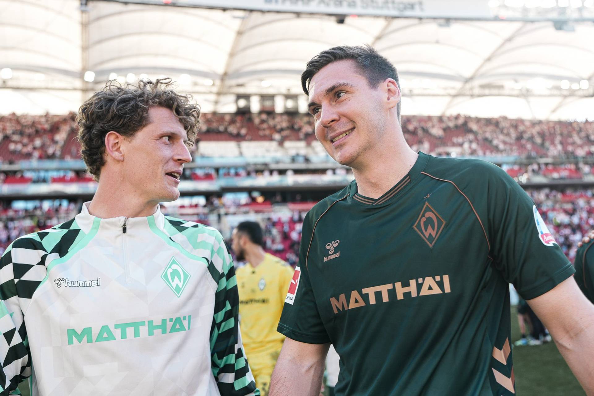 Maximilian Wöber nach dem Schlusspfiff neben Jens Stage in Stuttgart.