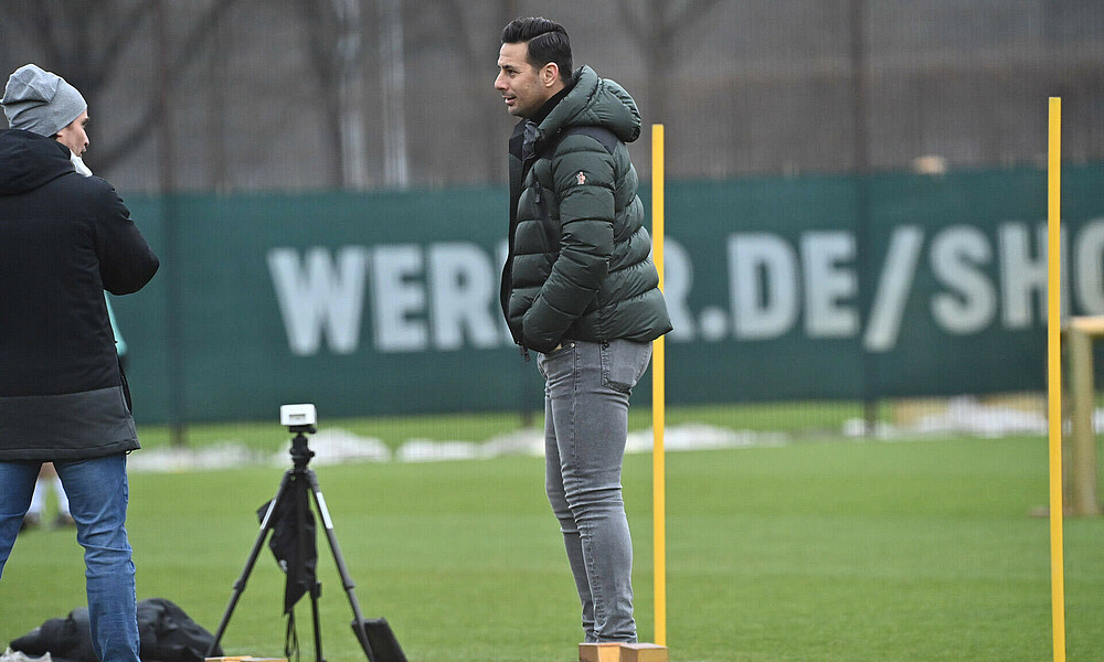 Claudio Pizarro zu Besuch beim Werder-Training. 