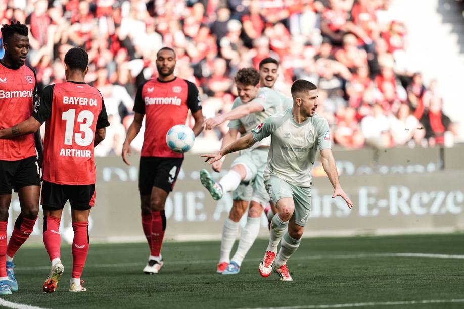 Romano Schmid dreht nach einem Tor gegen Leverkusen zum Jubeln ab.