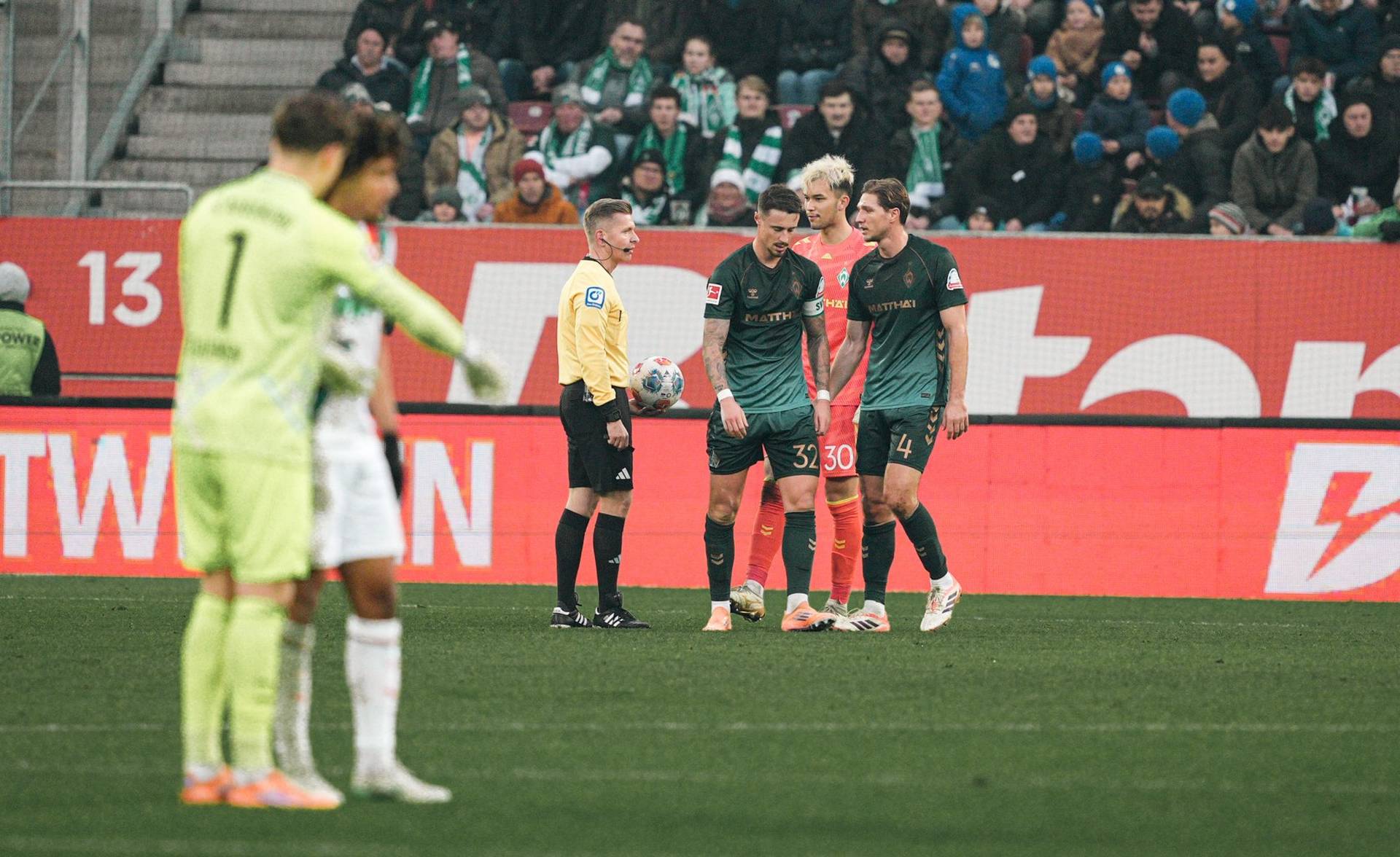 Kapitän Marco Friedl und Niklas Stark im Gespräch mit dem Unparteiischen.