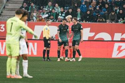 Kapitän Marco Friedl und Niklas Stark im Gespräch mit dem Unparteiischen.