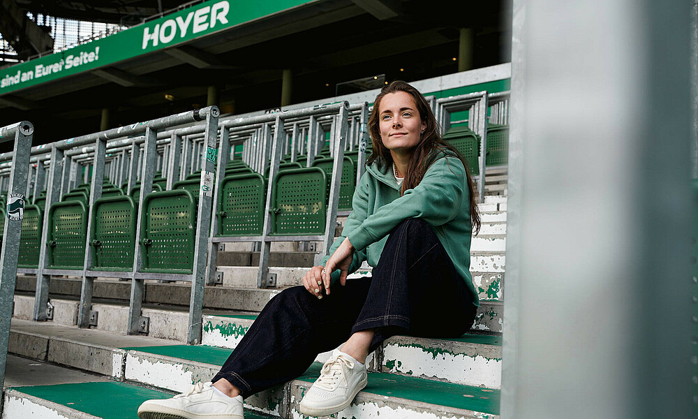 Diede Lemey sitzt auf den Treppenstufen im Weserstadion.