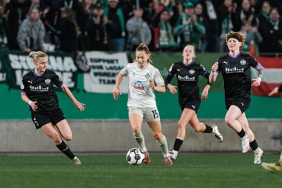 Michelle Weiß am Ball. Sie wird von drei Essenerinnen verfolgt.